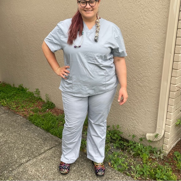 🩺 SET of Grey Dickies 2X Scrubs with Flare Leg Cargo Pants & Two Pocket Top - Picture 2 of 9